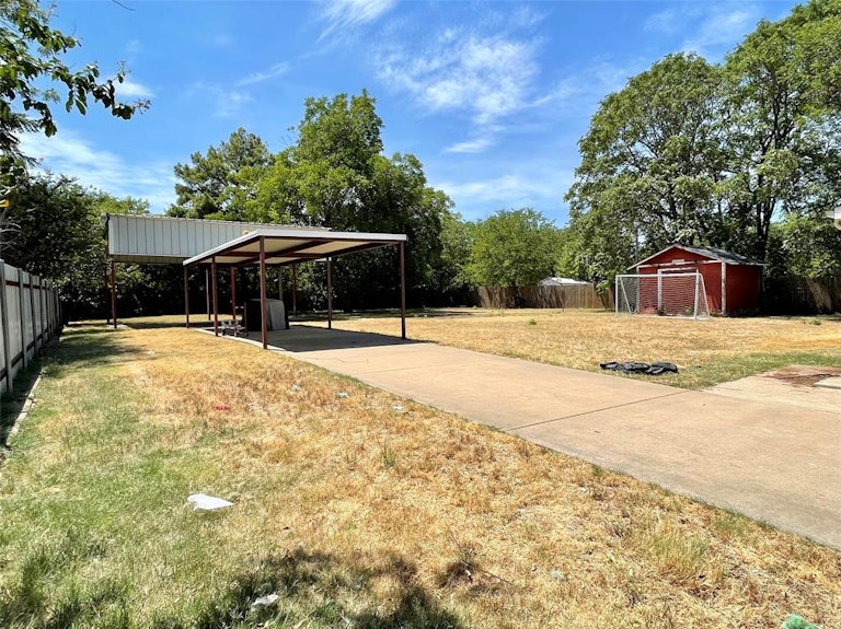 Photo 24 of 26 - 131 N Roe St, Fort Worth, TX 76108