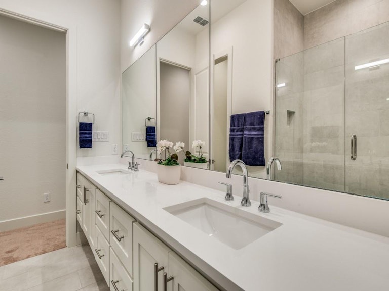 Photo 13 of 23 - 126 Garden Ct W, Arlington, TX 76013