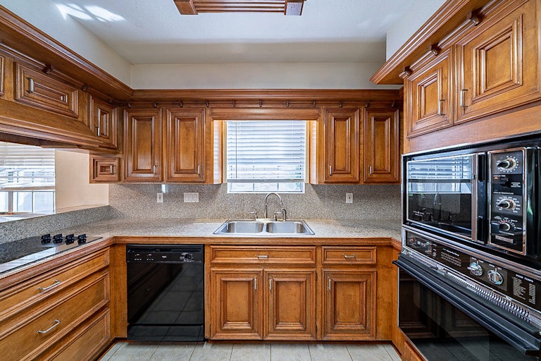 Photo 9 of 37 - 5522 Lone Cedar Dr, Kingwood, TX 77345
