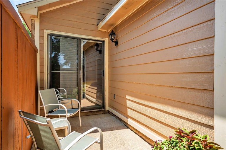Photo 21 of 31 - 915 Azalia Dr, Lewisville, TX 75067