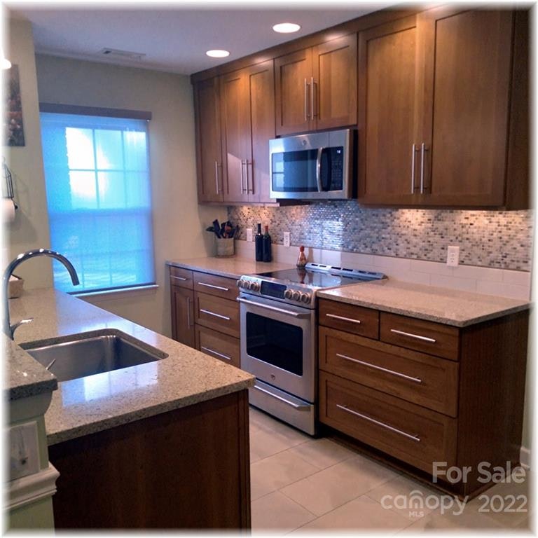 Photo 13 of 30 - 7526 Yellow Pine Ct, Charlotte, NC 28277