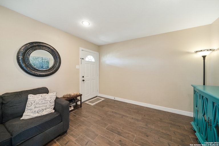 Photo 5 of 41 - 3910 Longridge Dr, San Antonio, TX 78228