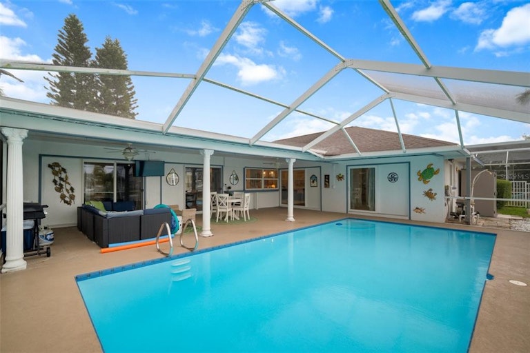 Photo 16 of 72 - 6337 Cocoa Ln, Apollo Beach, FL 33572