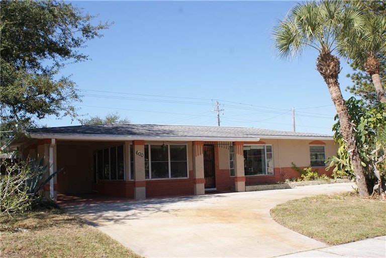 Photo 2 of 25 - 600 Harbor Dr S, Venice, FL 34285