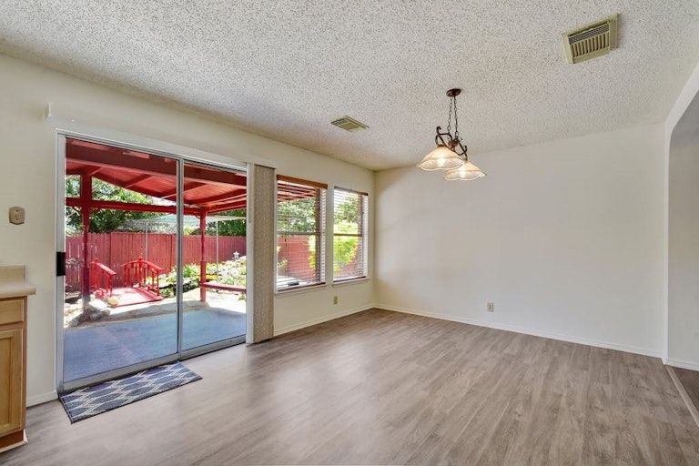 Photo 8 of 27 - 818 Willow Xing, New Braunfels, TX 78130