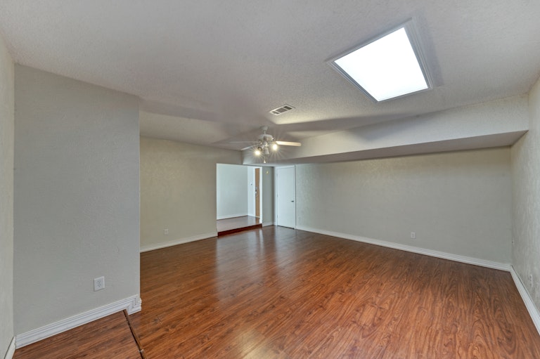 Photo 12 of 24 - 1918 Glenwick Ln, Irving, TX 75060
