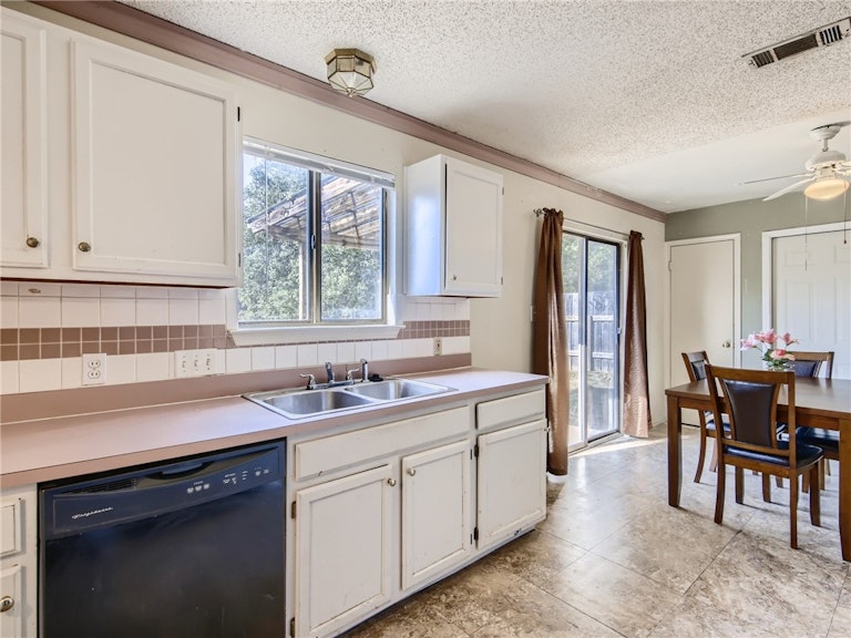 Photo 6 of 11 - 1417 E Logan St, Round Rock, TX 78664
