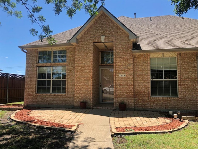 Photo 2 of 30 - 7513 Silverthorn Dr, Rowlett, TX 75089