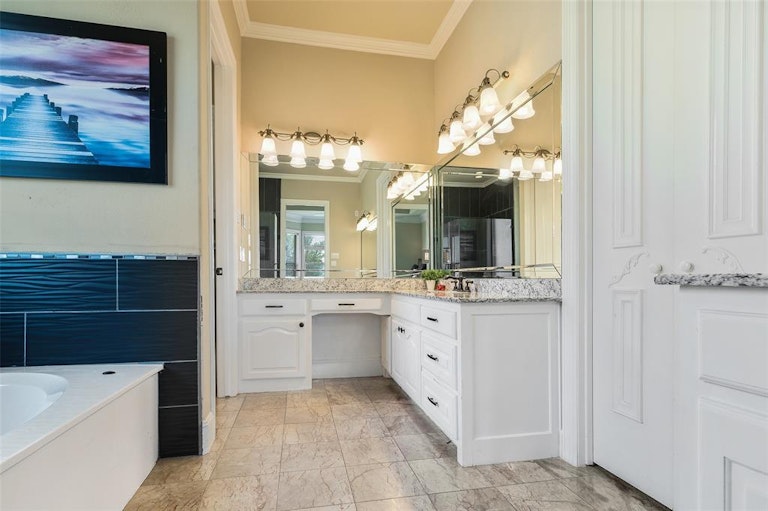 Photo 10 of 32 - 148 Country Club Dr, Rockwall, TX 75032