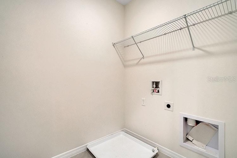 Photo 13 of 19 - 2585 Shamrock St, Tavares, FL 32778