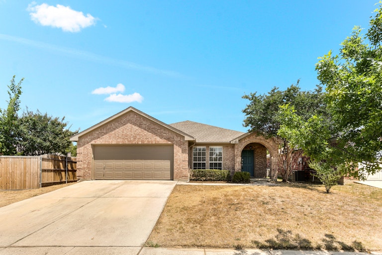 Photo 4 of 25 - 3252 Silent Creek Trl, Hurst, TX 76053