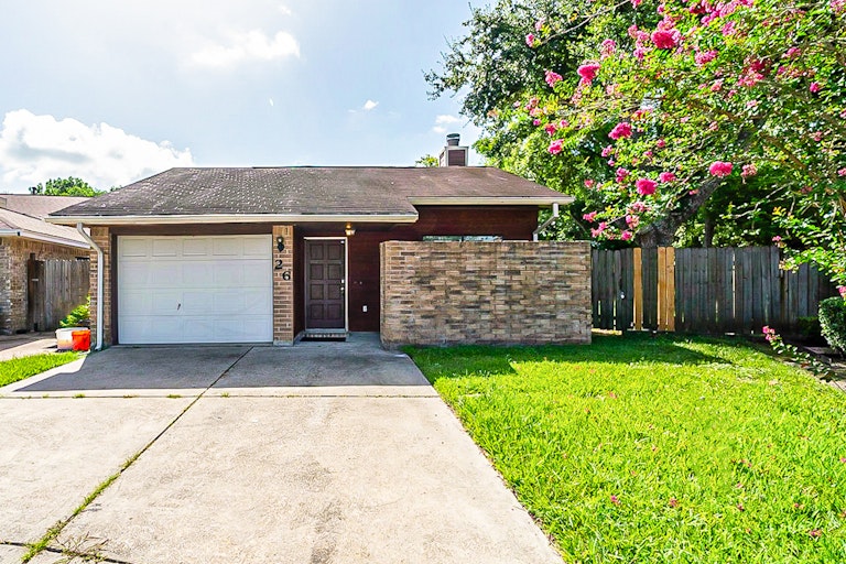 Photo 1 of 28 - 26 Parkbriar Cir, Baytown, TX 77521