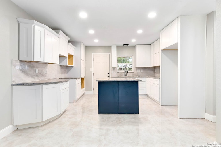 Photo 13 of 24 - 1431 W Summit Ave, San Antonio, TX 78201