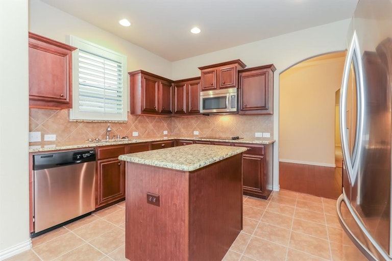 Photo 8 of 25 - 1629 Signature Dr, Weatherford, TX 76087