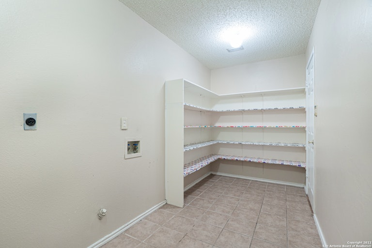 Photo 9 of 51 - 10935 Hamlen Park Dr S, San Antonio, TX 78249