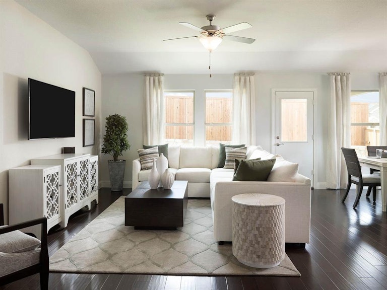 Photo 4 of 19 - 3505 Kingsview Dr, Denton, TX 76207