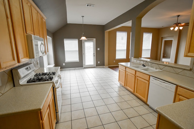 Photo 16 of 25 - 3209 Bloomfield Trl, Mansfield, TX 76063