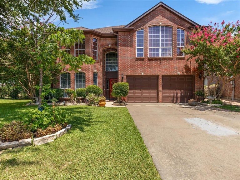 Photo 4 of 38 - 4133 Walnut Creek Ct, Fort Worth, TX 76137