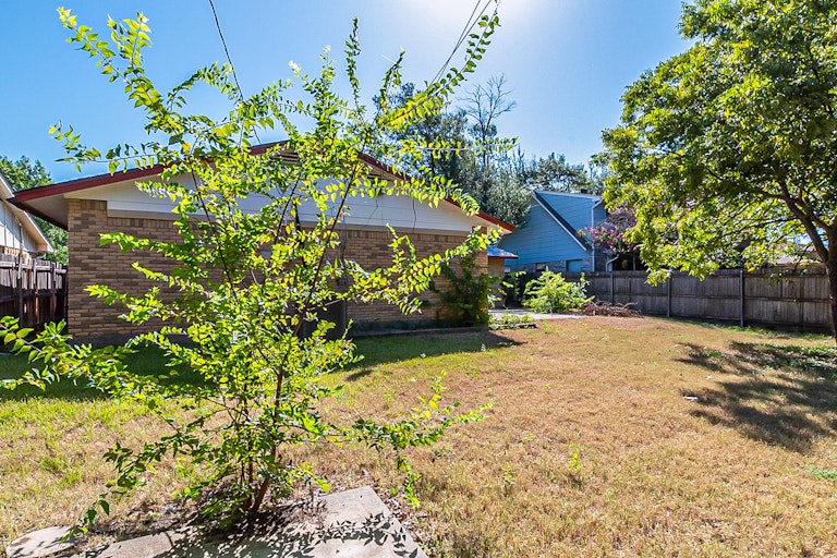 Photo 19 of 21 - 2717 Cantrell St, Irving, TX 75062