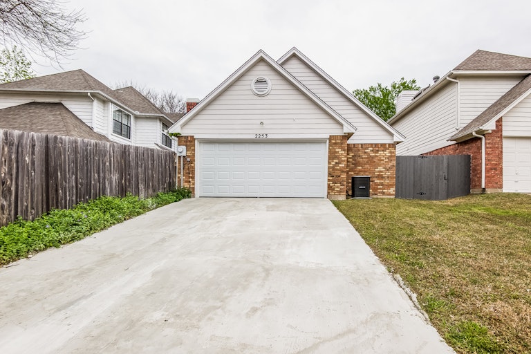 Photo 24 of 25 - 2253 Meadowstone Dr, Carrollton, TX 75006