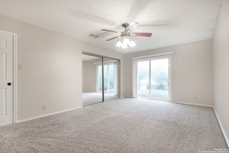 Photo 14 of 51 - 10935 Hamlen Park Dr S, San Antonio, TX 78249