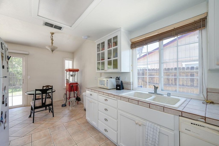 Photo 18 of 37 - 660 Tailwind Dr, Sacramento, CA 95838