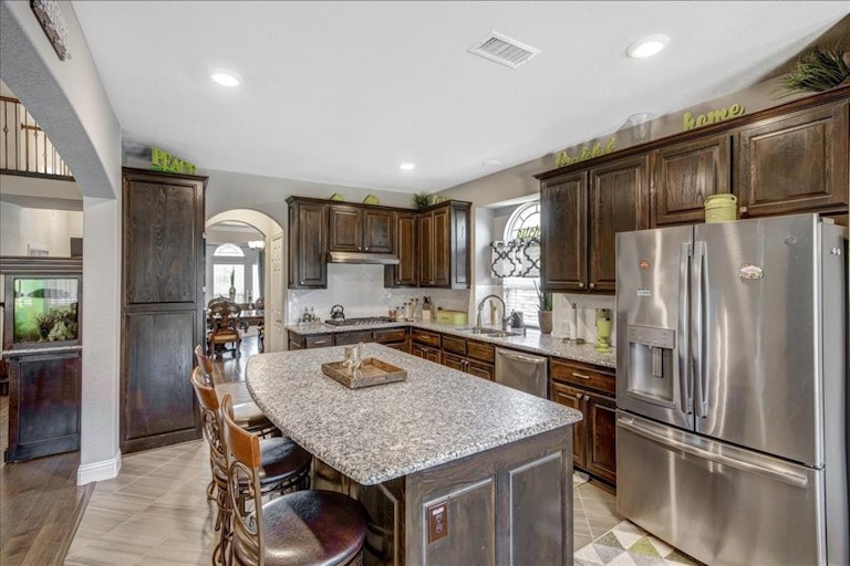 Photo 8 of 40 - 6413 Glenwick Dr, Fort Worth, TX 76123