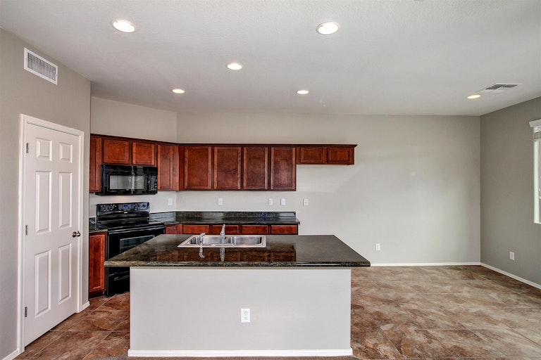 Photo 2 of 28 - 8121 S 23rd Dr, Phoenix, AZ 85041
