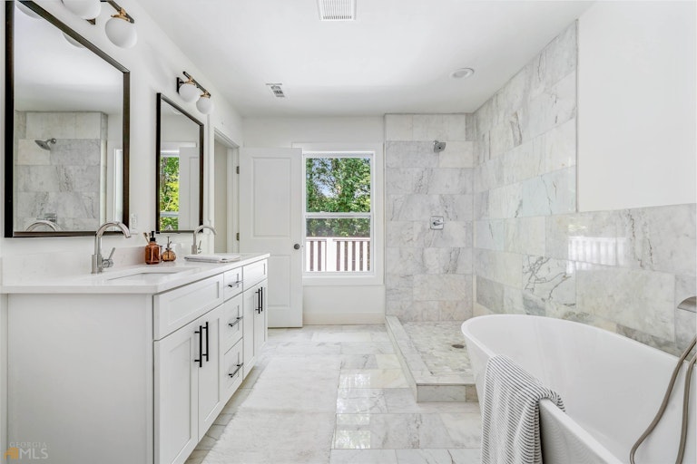 Photo 16 of 28 - 710 S Grand Ave NW, Atlanta, GA 30318
