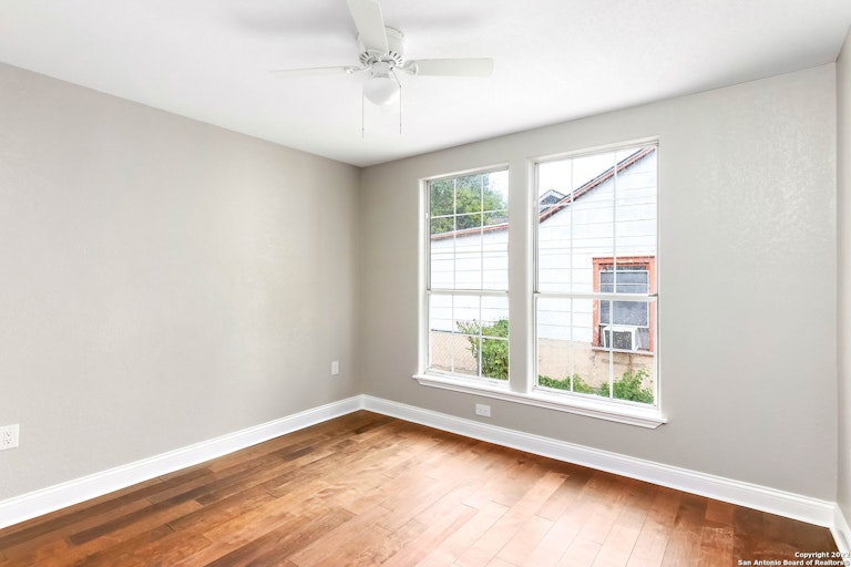 Photo 18 of 24 - 1431 W Summit Ave, San Antonio, TX 78201