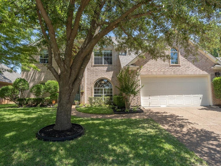 Photo 2 of 32 - 2524 Oak Brook Dr, Bedford, TX 76021