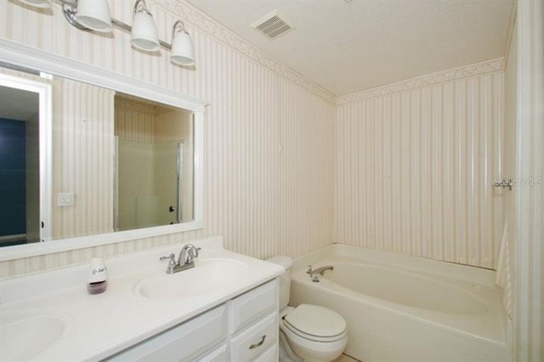 Photo 13 of 23 - 12925 Los Alamitos Ct, Orlando, FL 32837