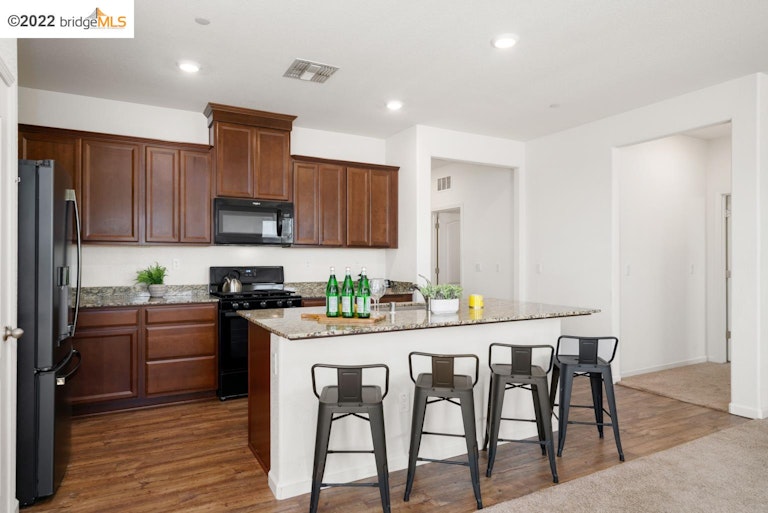 Photo 5 of 26 - 5561 Glowhaven St, Marysville, CA 95901