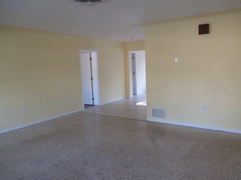 Photo 4 of 21 - 4052 San Luis Dr, Sarasota, FL 34235