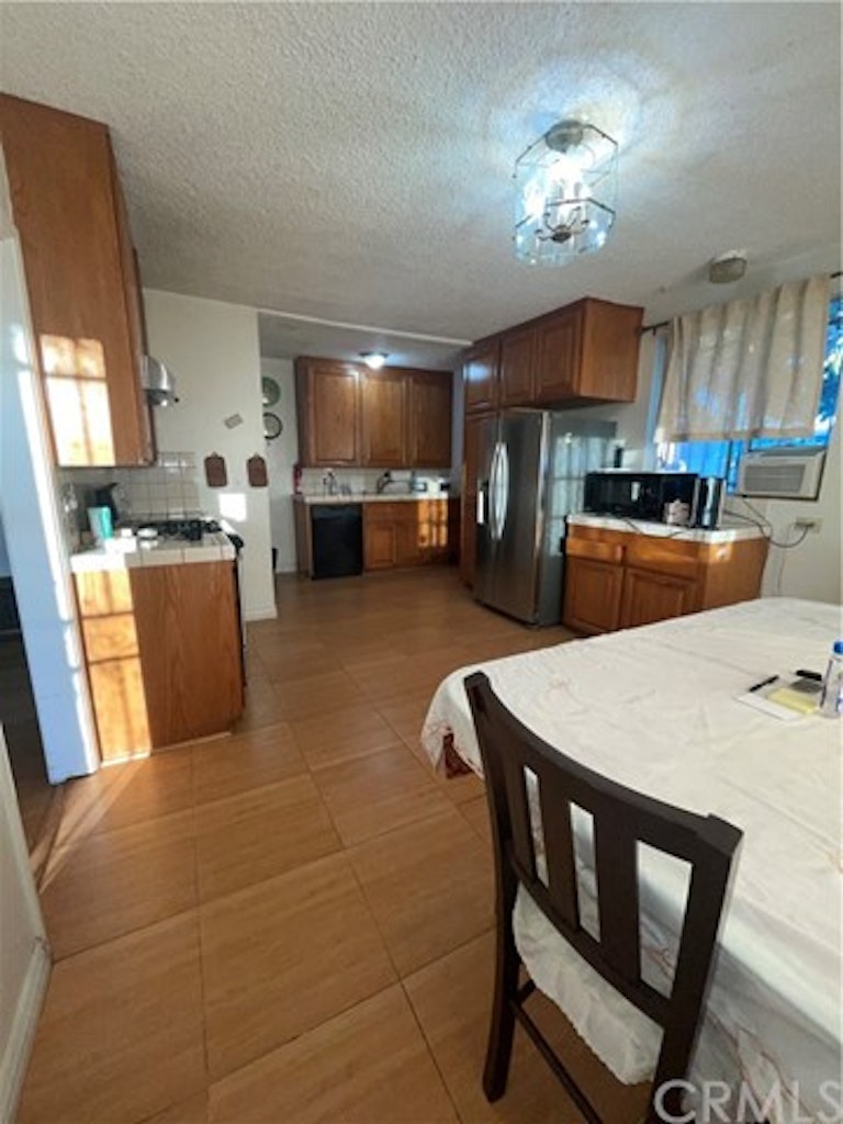 Photo 4 of 12 - 2800 Adriatic Ave, Long Beach, CA 90810