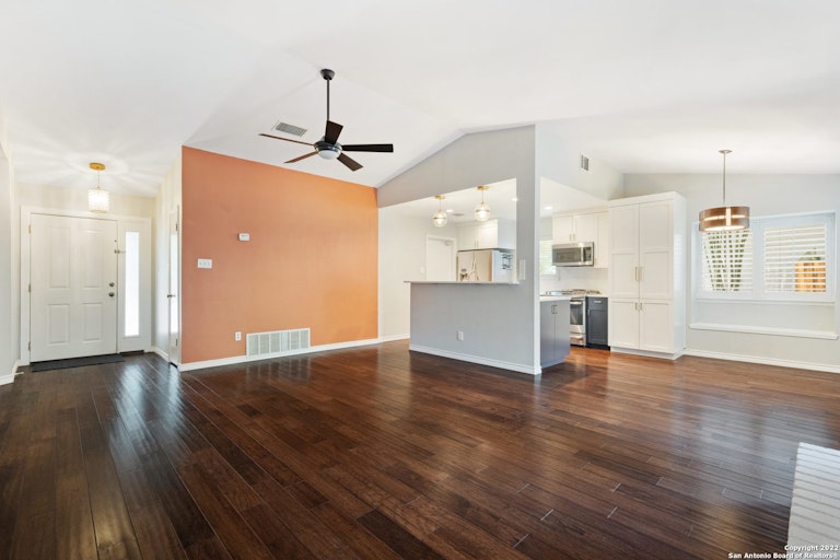 Photo 8 of 28 - 13930 Chisom Creek St, San Antonio, TX 78249