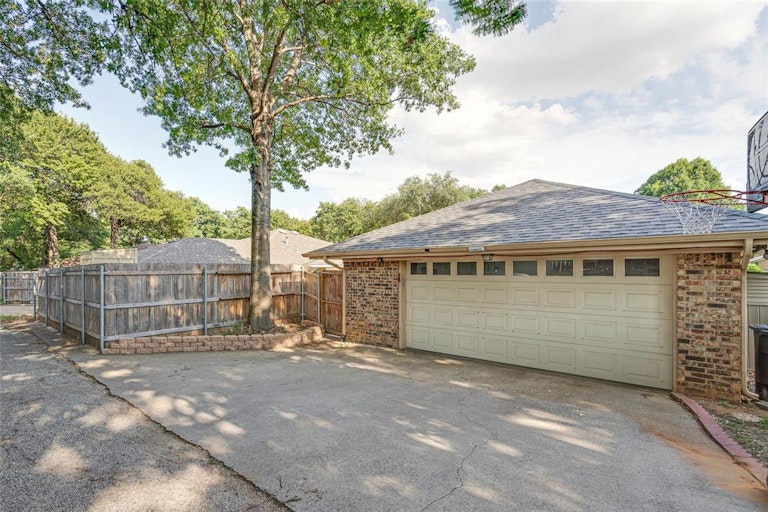 Photo 29 of 29 - 2609 Still Meadow Rd, Irving, TX 75060