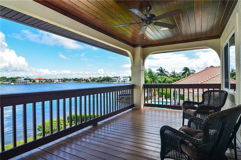 Photo 14 of 25 - 329 Bayview Dr NE, Saint Petersburg, FL 33704