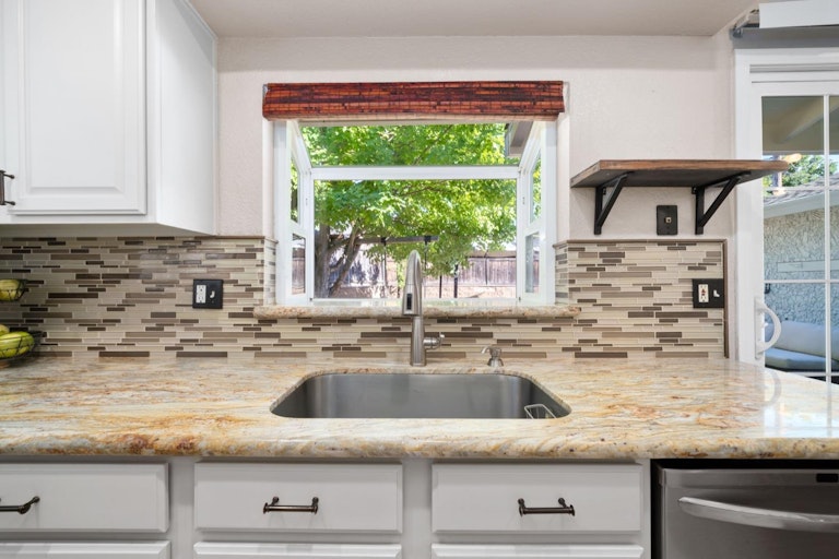 Photo 12 of 37 - 6564 Meadowcreek Way, Citrus Heights, CA 95621