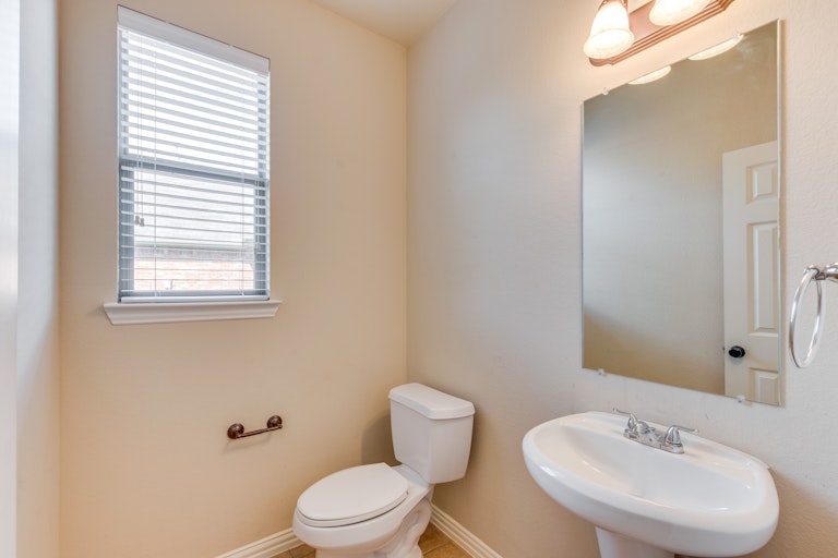 Photo 23 of 38 - 1716 Lake Wood Trl, Little Elm, TX 75068