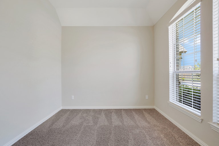 Photo 17 of 26 - 729 Seabourne Dr, Fort Worth, TX 76179