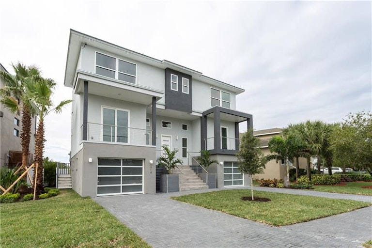 Photo 3 of 25 - 1914 Arrowhead Dr NE, Saint Petersburg, FL 33703