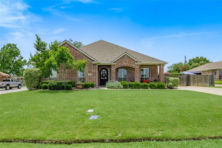 Photo 3 of 40 - 6909 Coral Ln, Sachse, TX 75048