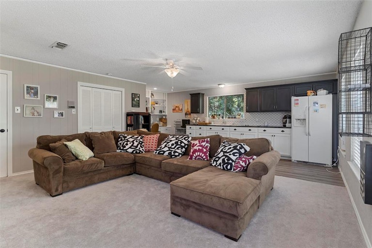 Photo 14 of 31 - 2405 Drawbridge Dr, Arlington, TX 76012