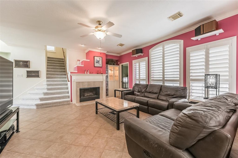 Photo 7 of 26 - 9811 Therrell Dr, Houston, TX 77064