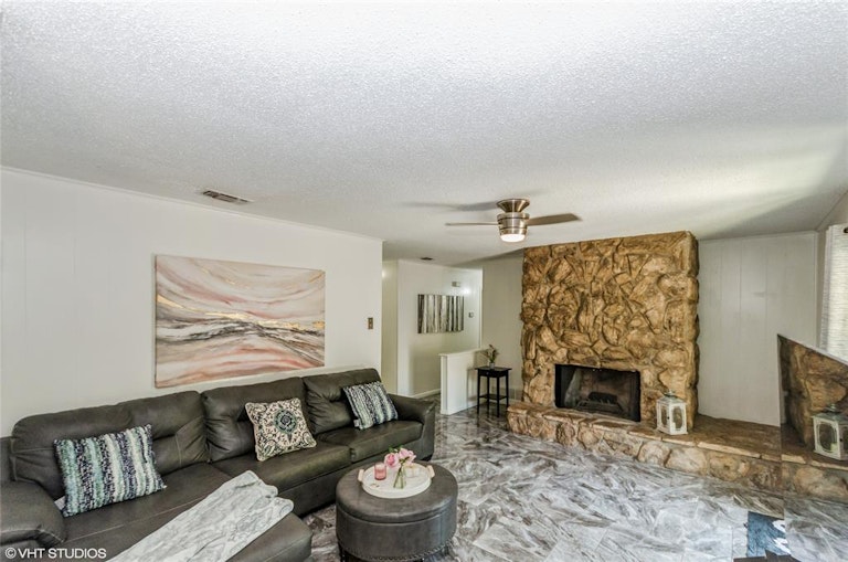 Photo 8 of 31 - 13102 Twin Oaks Dr, Balch Springs, TX 75180