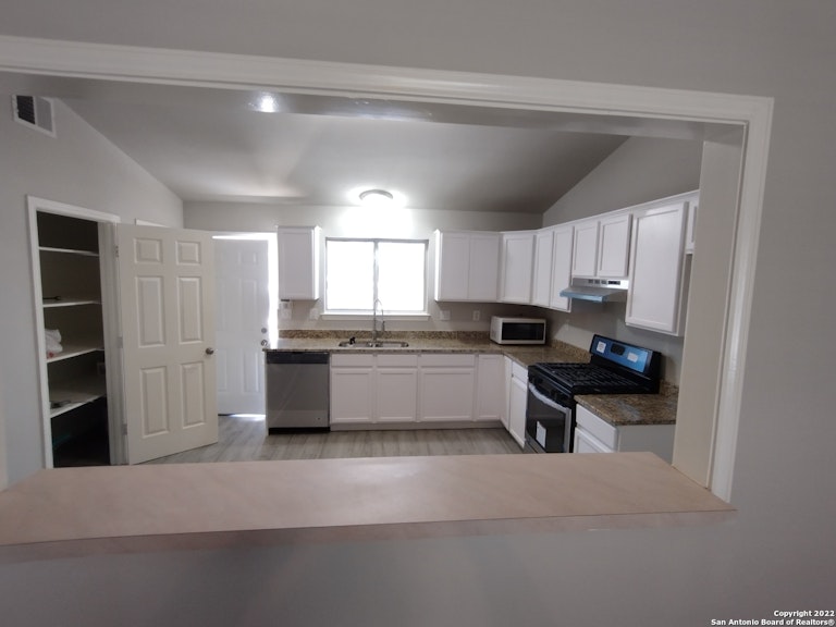 Photo 16 of 21 - 407 S Gevers St, San Antonio, TX 78203