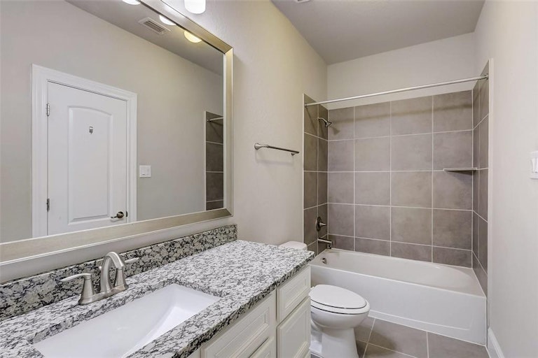 Photo 10 of 40 - 1704 Oak Leaf Pass Dr, Houston, TX 77055