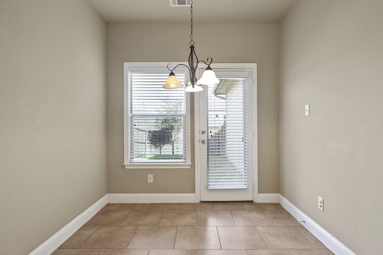Photo 14 of 36 - 5848 Burgundy Rose Dr, Fort Worth, TX 76123