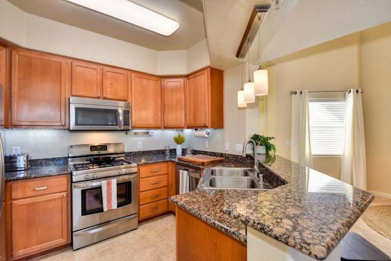 Photo 12 of 40 - 1000 Moon Cir #1026, Folsom, CA 95630